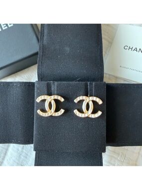 CHANEL Gold CC Logo Earrings with Pearl Inlay